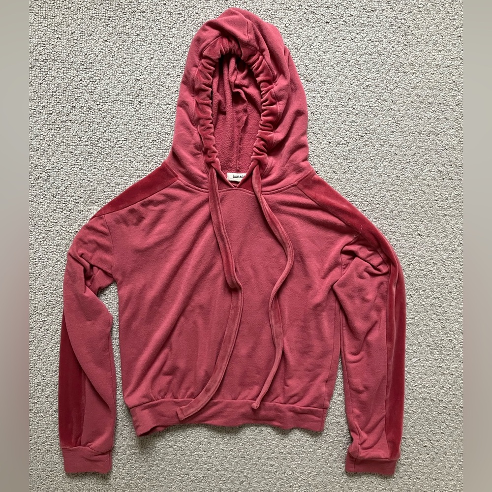 Garage Pink Cropped Hoodie with Long Sleeves and Relaxed Fit